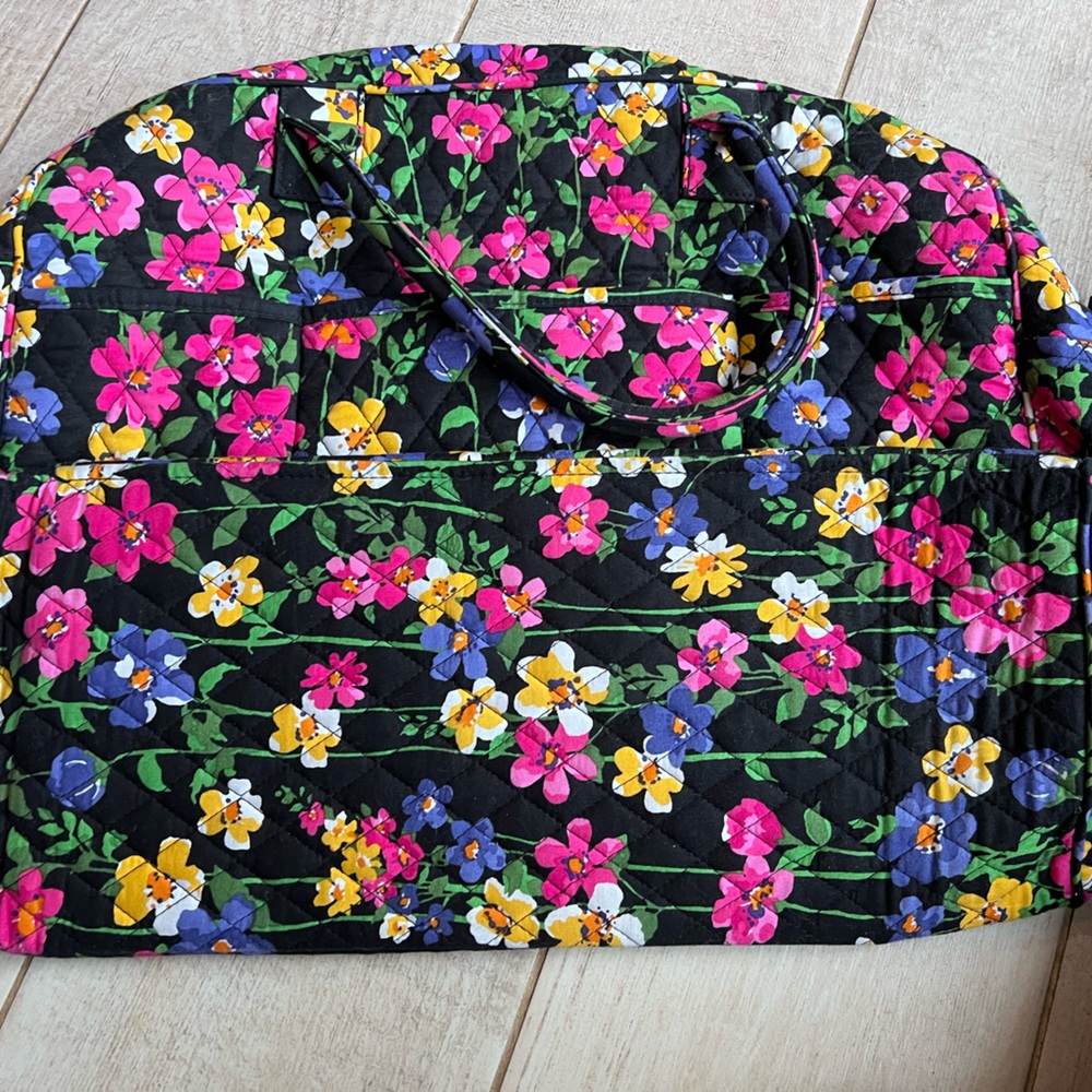 Vera Bradley weekender with no shoulder strap